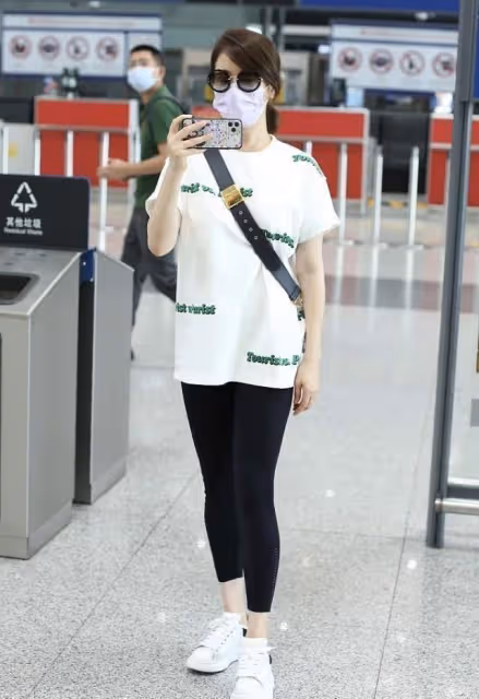 左小青生圖暴露真實狀態，格紋風衣配全黑套裝，和中年女人沒差別