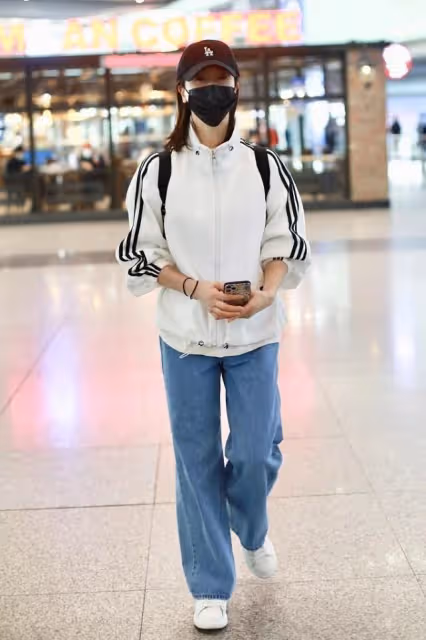 左小青生圖暴露真實狀態，格紋風衣配全黑套裝，和中年女人沒差別