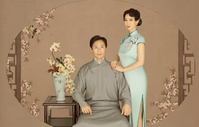 翁虹一家三口拍寫真，穿旗袍和女兒好似姐妹，身形還挺窈窕的