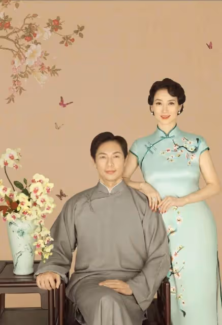 翁虹一家三口拍寫真，穿旗袍和女兒好似姐妹，身形還挺窈窕的