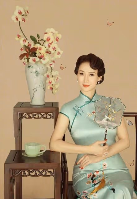 翁虹一家三口拍寫真，穿旗袍和女兒好似姐妹，身形還挺窈窕的