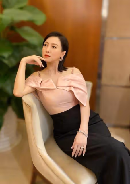 翁虹一家三口拍寫真，穿旗袍和女兒好似姐妹，身形還挺窈窕的