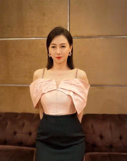 翁虹一家三口拍寫真，穿旗袍和女兒好似姐妹，身形還挺窈窕的