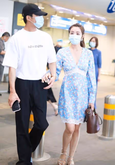 麥迪娜身材真不賴，穿一字肩格紋長裙高挑有型，一點不像孩子媽