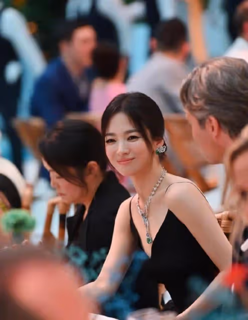 宋慧喬氣場越來越強了，黑色弔帶配紗裙好高雅，眼線畫出霸氣感