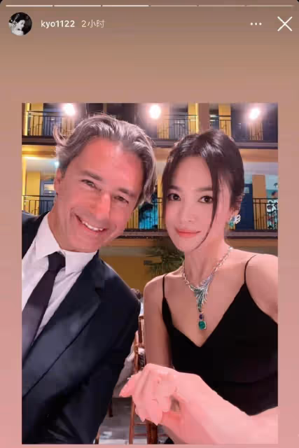宋慧喬氣場越來越強了，黑色弔帶配紗裙好高雅，眼線畫出霸氣感