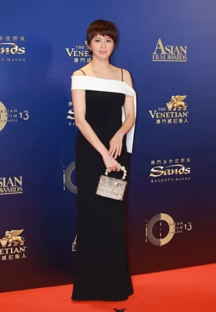 梁詠琪真不像快50歲的人，穿拼接裙窈窕挺拔，身材挺高級的