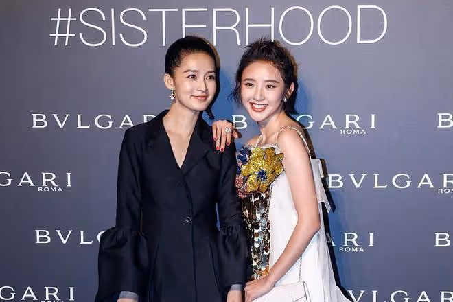 李沁身材太瘦了，穿西裝裙看著好單薄，氣場比唐藝昕強不少
