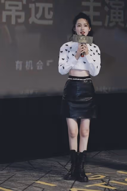 李沁身材太瘦了，穿西裝裙看著好單薄，氣場比唐藝昕強不少
