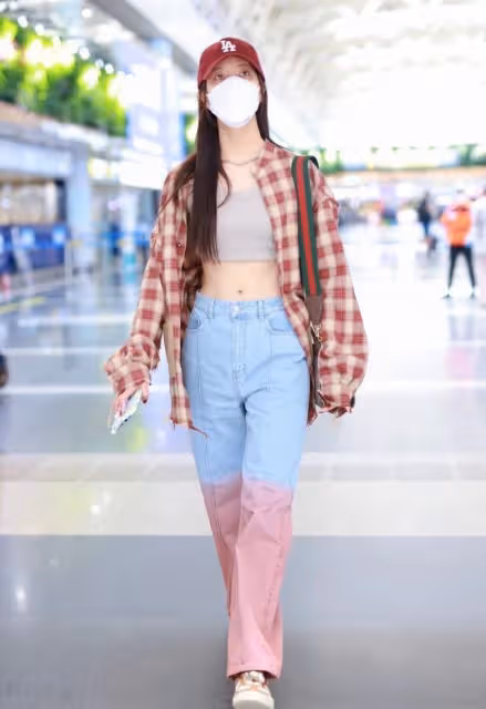 宋妍霏的穿搭路線變了，穿襯衫配牛仔褲，走極簡路線造型很清爽