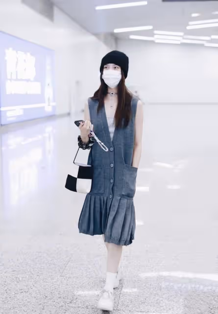 宋妍霏的穿搭路線變了，穿襯衫配牛仔褲，走極簡路線造型很清爽