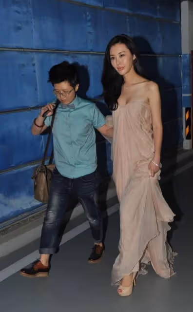 王石嬌妻真放得開，穿粉色抹胸裙酥胸半露，擺貴婦架子還要助理攙