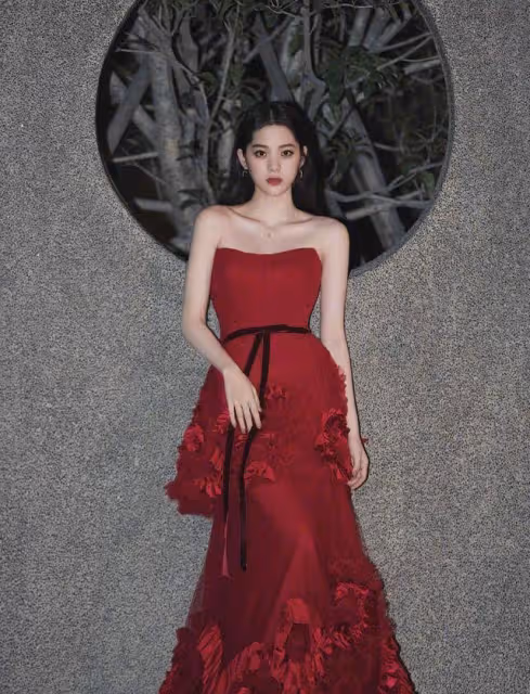 王石嬌妻真放得開，穿粉色抹胸裙酥胸半露，擺貴婦架子還要助理攙