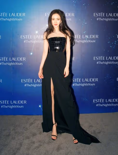 王石嬌妻真放得開，穿粉色抹胸裙酥胸半露，擺貴婦架子還要助理攙