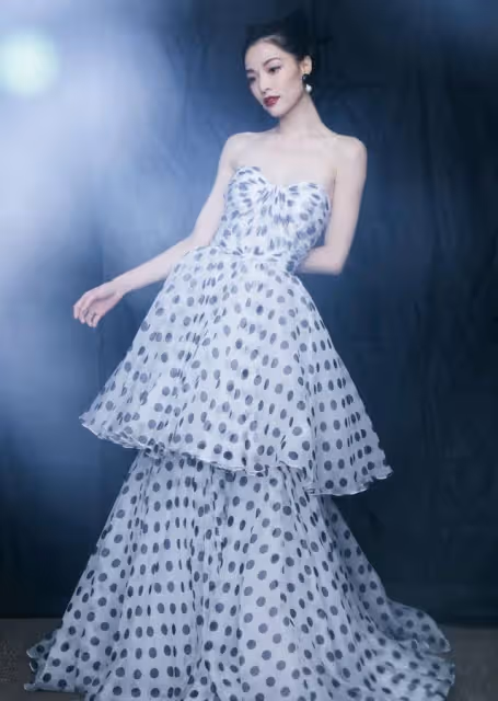 王石嬌妻真放得開，穿粉色抹胸裙酥胸半露，擺貴婦架子還要助理攙