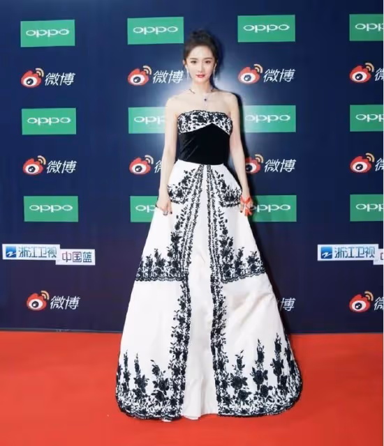王石嬌妻真放得開，穿粉色抹胸裙酥胸半露，擺貴婦架子還要助理攙