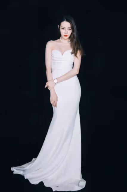 王石嬌妻真放得開，穿粉色抹胸裙酥胸半露，擺貴婦架子還要助理攙