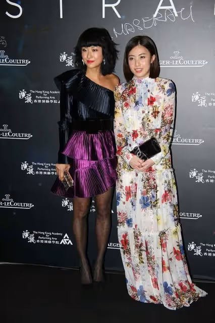 甘比終於找回了場子，穿印花裙清新秀氣，比身旁徐濠縈還有高級感