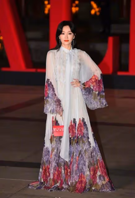 甘比終於找回了場子，穿印花裙清新秀氣，比身旁徐濠縈還有高級感