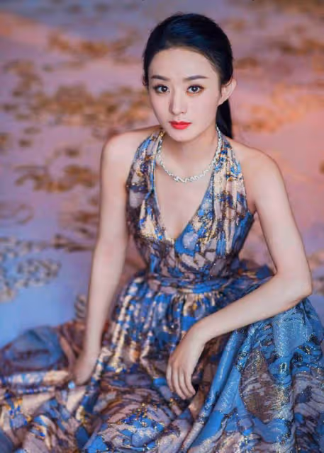 甘比終於找回了場子，穿印花裙清新秀氣，比身旁徐濠縈還有高級感