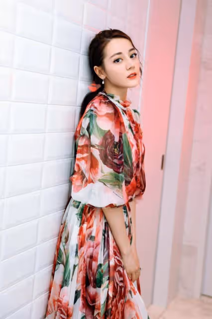 甘比終於找回了場子，穿印花裙清新秀氣，比身旁徐濠縈還有高級感