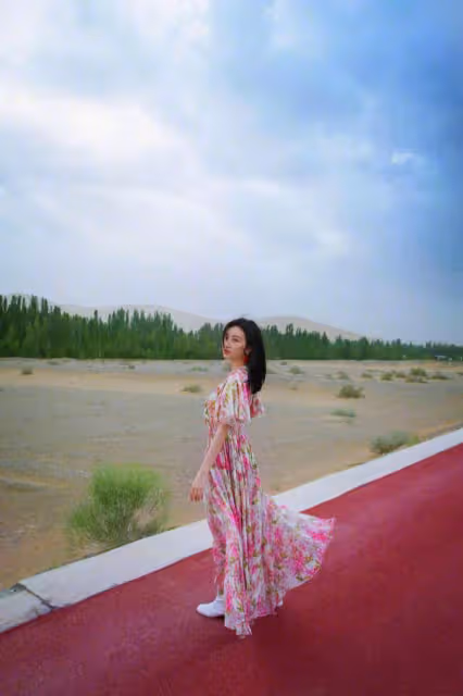 甘比終於找回了場子，穿印花裙清新秀氣，比身旁徐濠縈還有高級感
