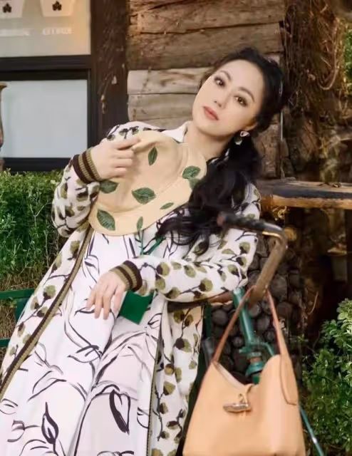章小蕙太適合溫柔風的長裙，優雅端莊的美，看著好年輕啊