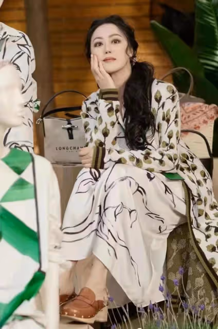 章小蕙太適合溫柔風的長裙，優雅端莊的美，看著好年輕啊