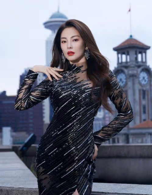 張雨綺豐乳肥臀讓人羨慕，透著肉的裙子穿在身上，更能顯出好身段