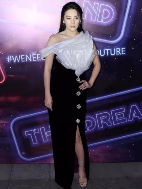 張雨綺豐乳肥臀讓人羨慕，透著肉的裙子穿在身上，更能顯出好身段