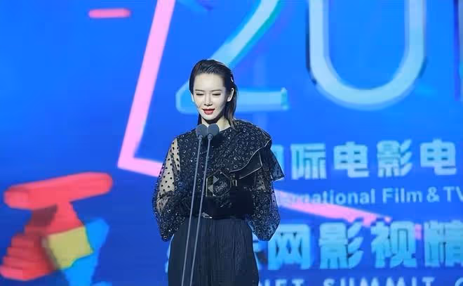 戚薇的小包子臉還挺嫩的，白軟軟的皮膚，感覺讓人想捏一下