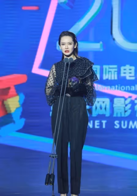 戚薇的小包子臉還挺嫩的，白軟軟的皮膚，感覺讓人想捏一下