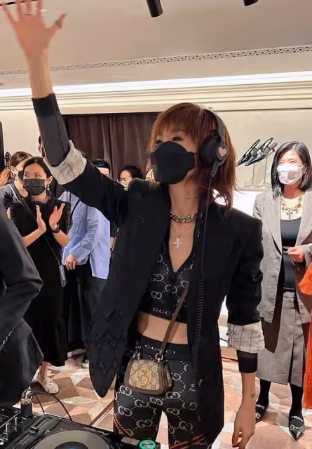 張曼玉57歲近照來襲，露著肚皮打碟，感覺像是精神小妹一樣