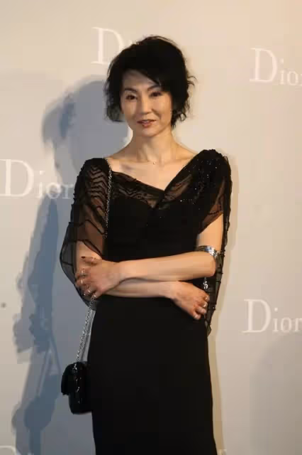 張曼玉57歲近照來襲，露著肚皮打碟，感覺像是精神小妹一樣