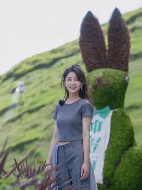 44歲殷桃帶火高級灰穿搭：T恤+闊腿褲+半扎髮型，洋氣又減齡