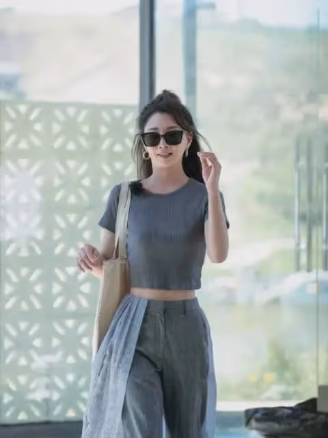 44歲殷桃帶火高級灰穿搭：T恤+闊腿褲+半扎髮型，洋氣又減齡