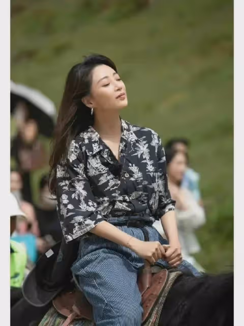 44歲殷桃帶火高級灰穿搭：T恤+闊腿褲+半扎髮型，洋氣又減齡