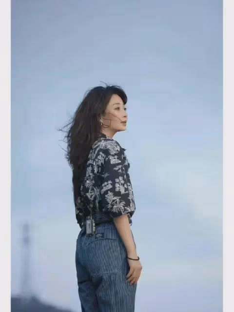44歲殷桃帶火高級灰穿搭：T恤+闊腿褲+半扎髮型，洋氣又減齡