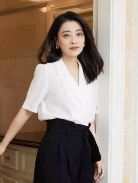 看了49歲梅婷的穿搭我發現，不染髮、少穿花，方能顯溫柔高級