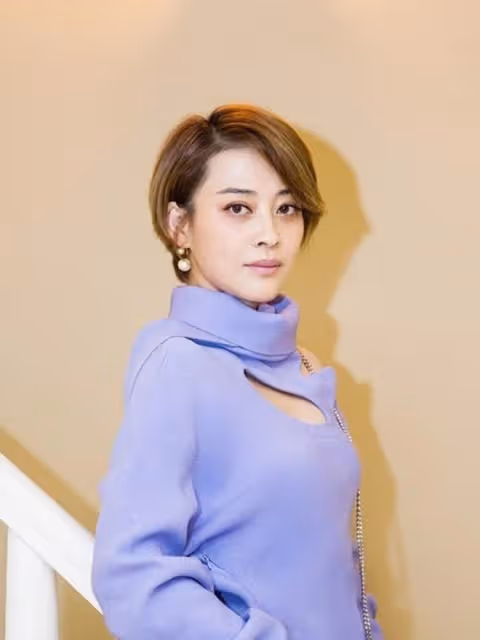 看了49歲梅婷的穿搭我發現，不染髮、少穿花，方能顯溫柔高級