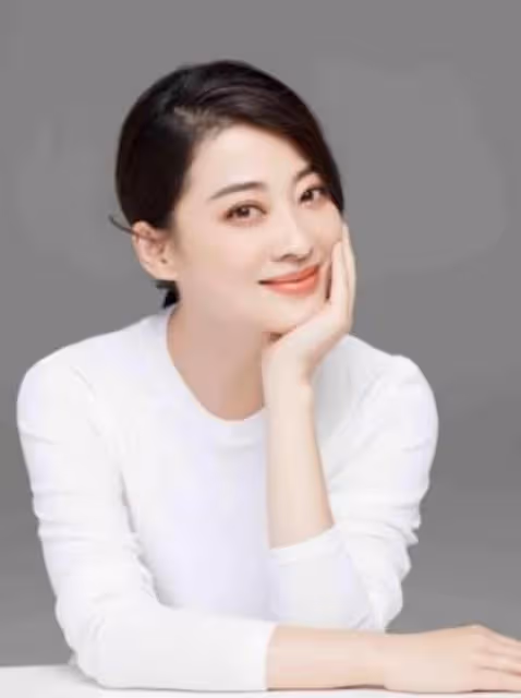 看了49歲梅婷的穿搭我發現，不染髮、少穿花，方能顯溫柔高級