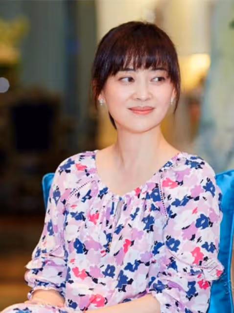看了49歲梅婷的穿搭我發現，不染髮、少穿花，方能顯溫柔高級