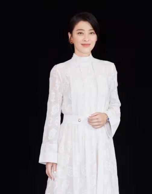 看了49歲梅婷的穿搭我發現，不染髮、少穿花，方能顯溫柔高級