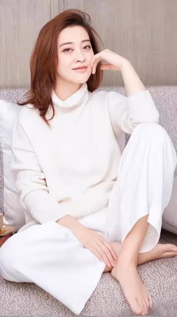 看了49歲梅婷的穿搭我發現，不染髮、少穿花，方能顯溫柔高級