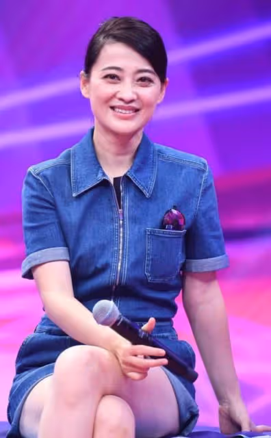 看了49歲梅婷的穿搭我發現，不染髮、少穿花，方能顯溫柔高級