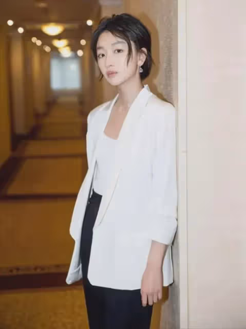 周冬雨開始走成熟路線，復古港風髮型搭配男友風西裝，御姐范十足