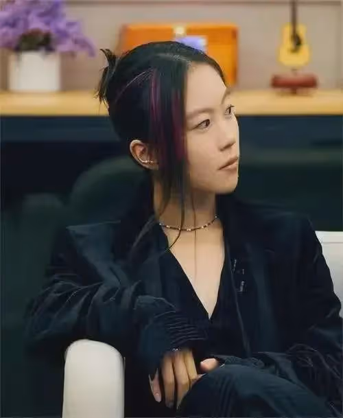 竇靖童挺女人的造型，為何讓大家一下子就發現了她的美？
