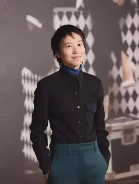 竇靖童挺女人的造型，為何讓大家一下子就發現了她的美？