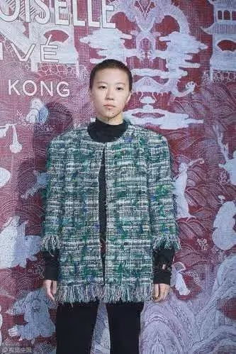 竇靖童挺女人的造型，為何讓大家一下子就發現了她的美？