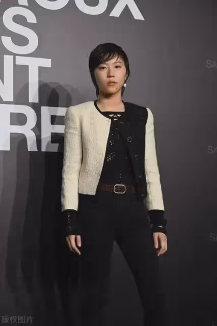 竇靖童挺女人的造型，為何讓大家一下子就發現了她的美？